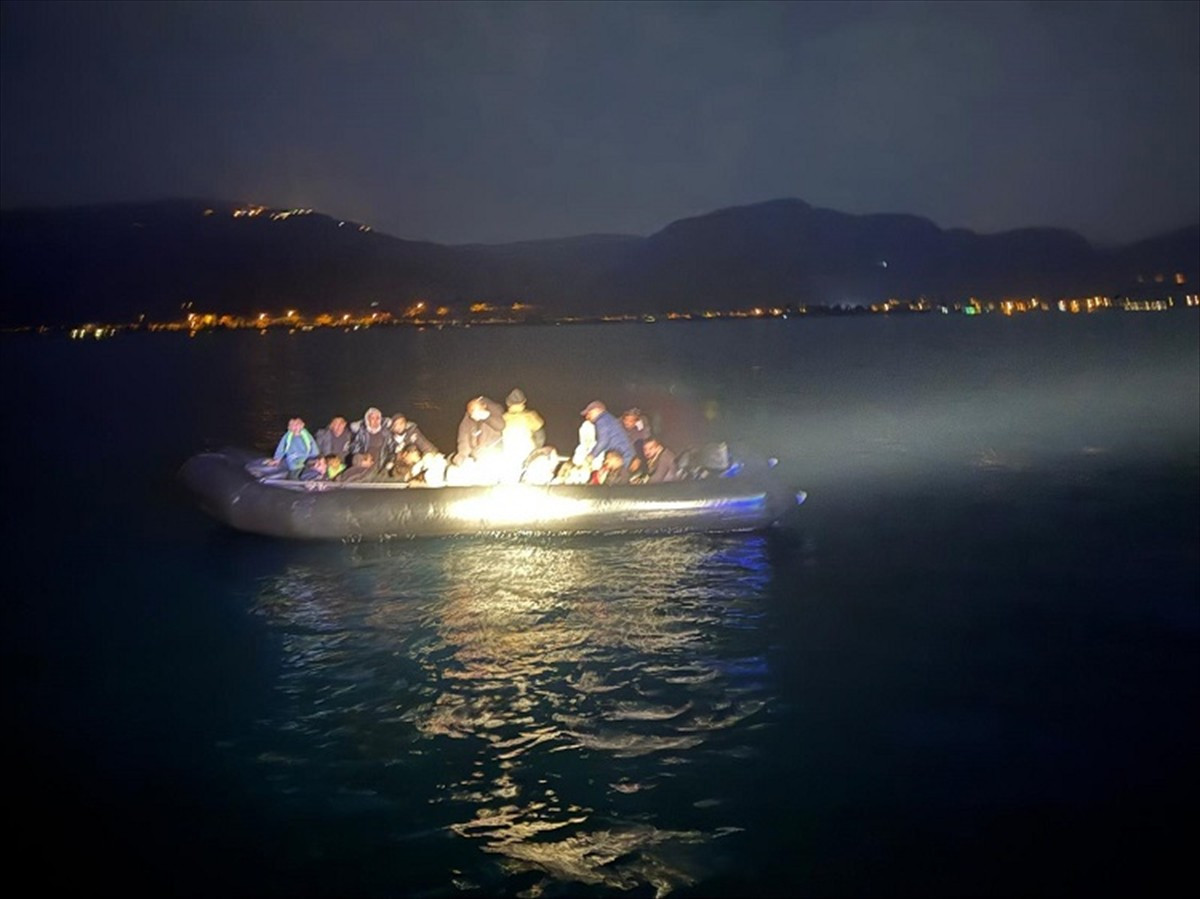 Çanakkale'nin Ayvacık ilçesi açıklarında 34 düzensiz göçmen kurtarıldı.