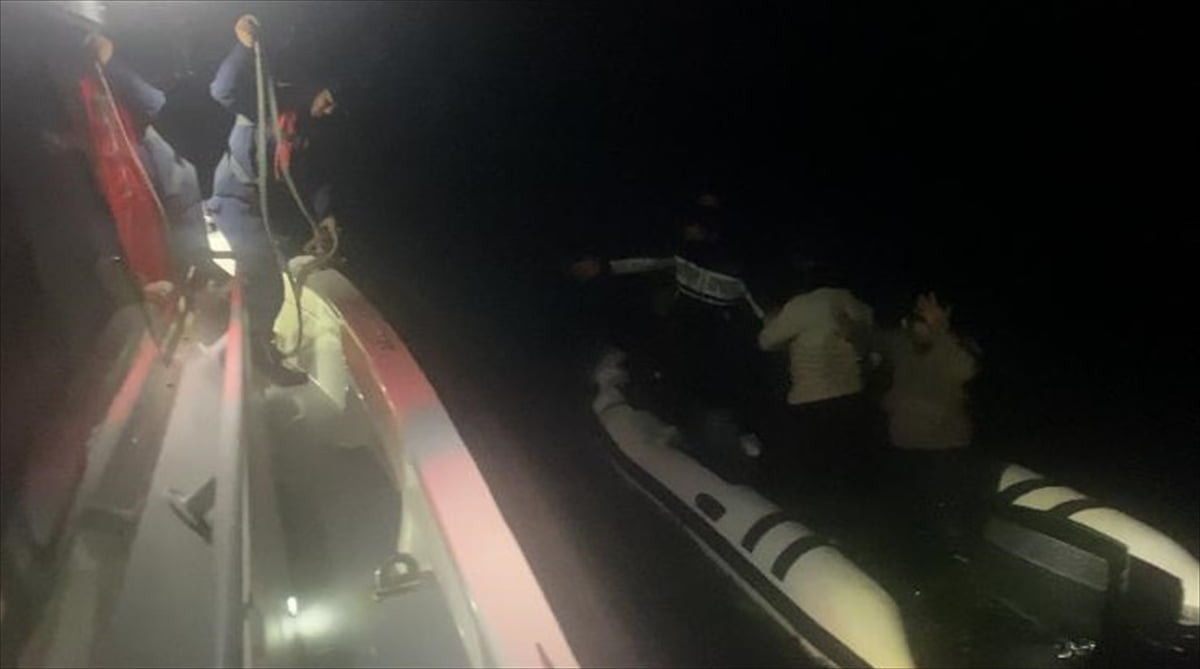 Çanakkale'nin Ayvacık ilçesi açıklarında 8 düzensiz göçmen kurtarıldı.