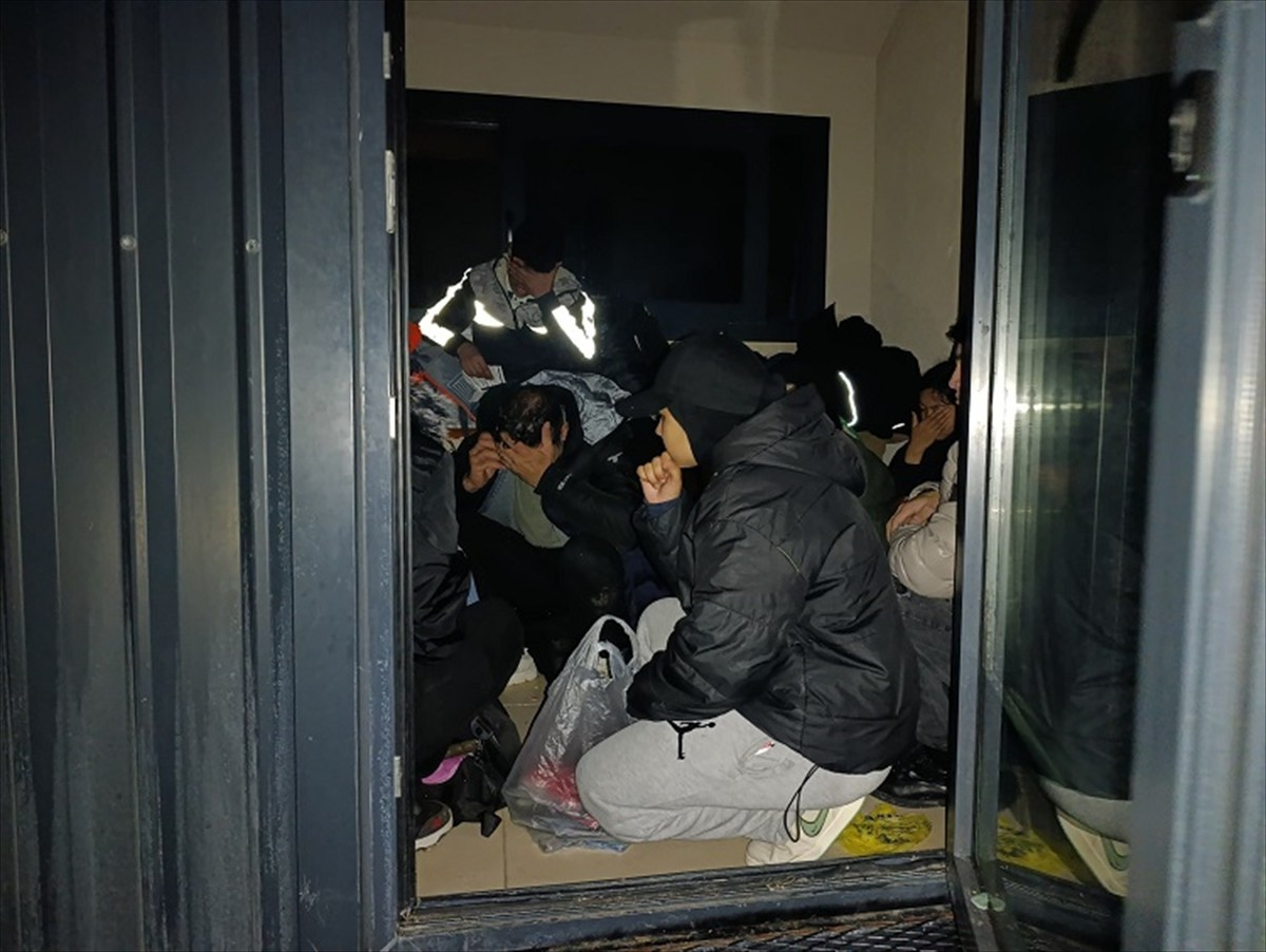 Çanakkale'nin Ayvacık ilçesinde 14'ü çocuk 32 düzensiz göçmen yakalandı.