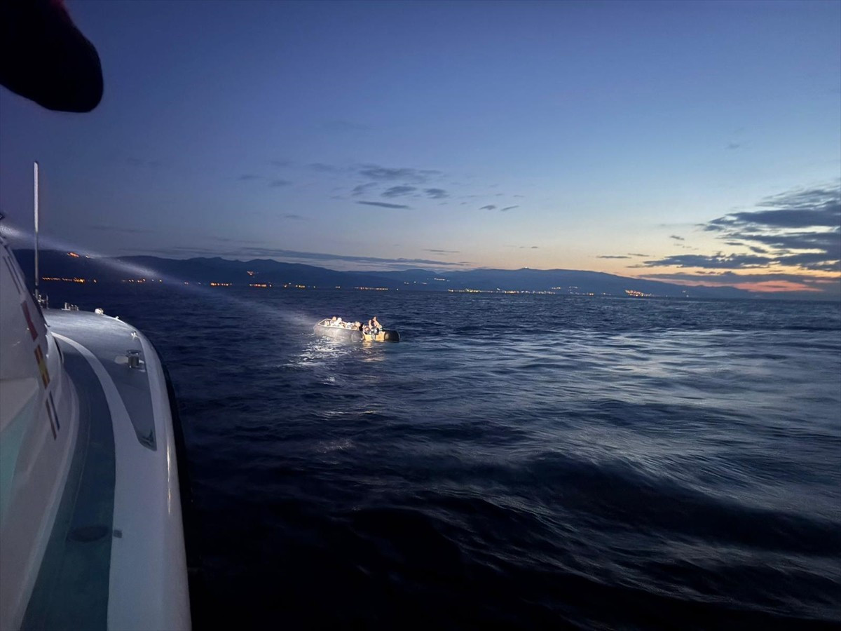 Çanakkale'nin Ayvacık ilçesinde aralarında kadın ve çocukların da bulunduğu 24 düzensiz göçmen...