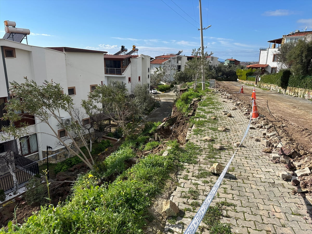 Çanakkale'nin Ayvacık ilçesinde bir sitenin istinat duvarı çöktü. İlçede etkili olan sağanak...
