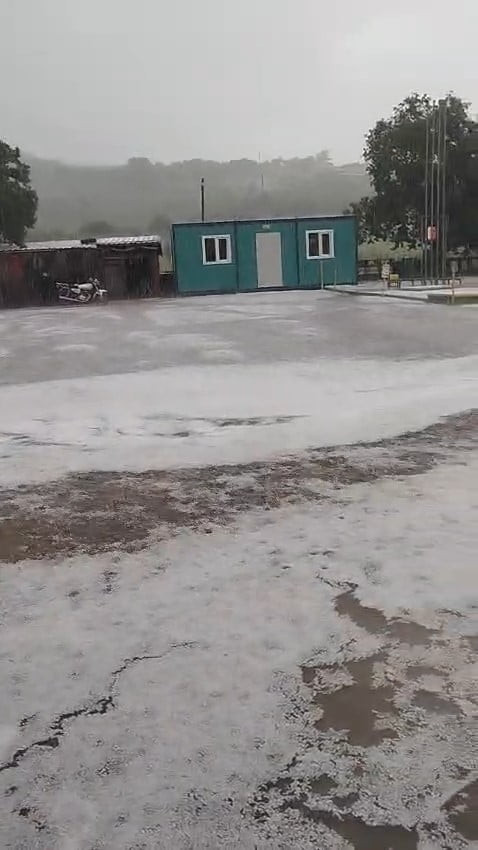 ÇANAKKALE'NİN AYVACIK İLÇESİNDE ETKİLİ OLAN DOLU YAĞIŞI YOLLARI BEYAZA BÜRÜDÜ.