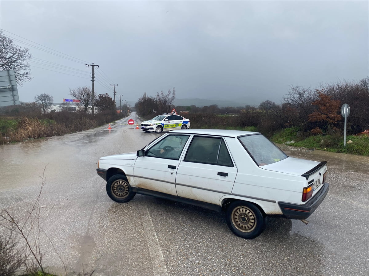 Çanakkale'nin Ayvacık ilçesinde gök gürültülü yoğun sağanak hayatı olumsuz etkiledi. Yağış...
