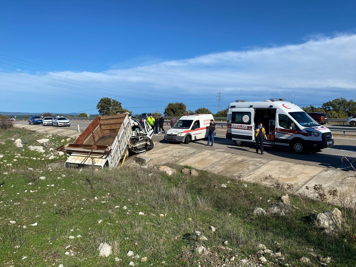 Çanakkale'nin Ayvacık ilçesinde hafif ticari araç ile kamyonetin çarpışması sonucu 5 kişi...