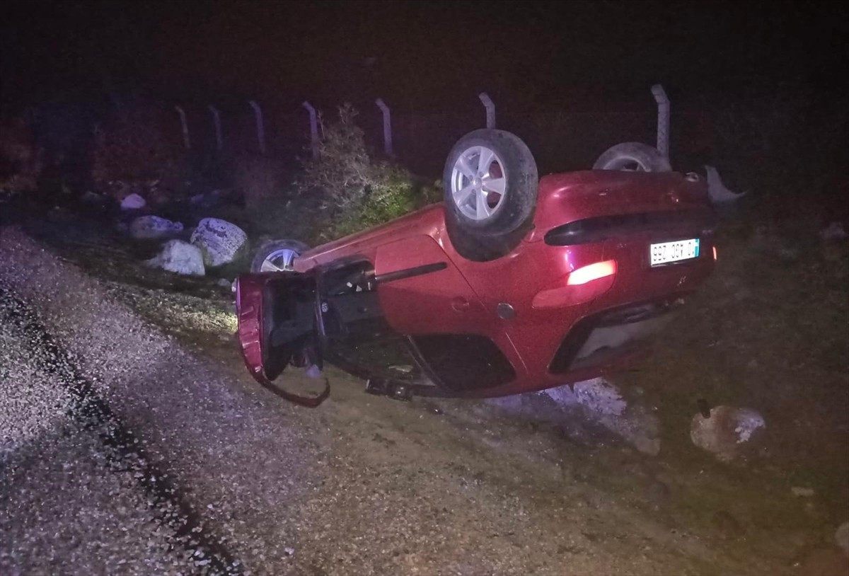 Çanakkale'nin Ayvacık ilçesinde şarampole devrilen otomobilin sürücüsü hayatını kaybetti.