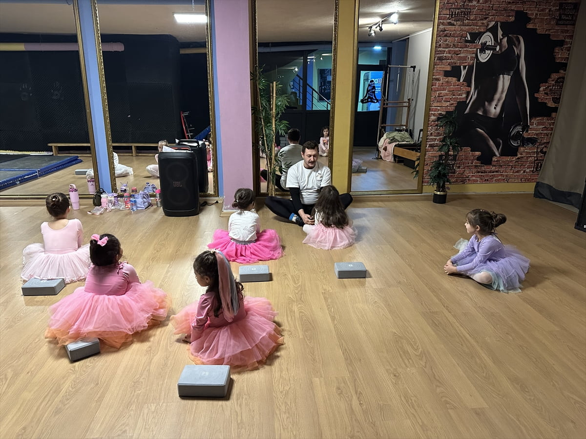 Çanakkale'nin Ayvacık ilçesinde yaşayan 28 yaşındaki Berkay Dal, gündüzleri iş makinesi...