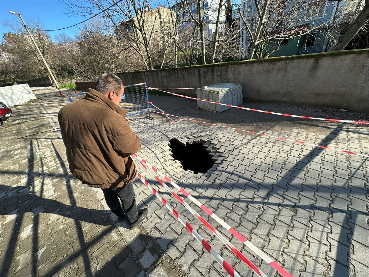 Çanakkale'nin Ayvacık ilçesinde yolun çökmesi sonucu 2 metre derinliğinde çukur oluştu.