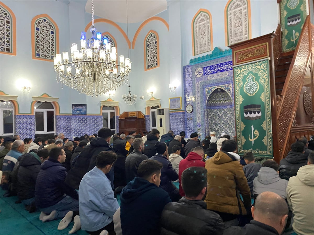 Çanakkale'nin Ayvacık ilçesindeki Fatih Camisi'nde Berat Kandili dolayısıyla program...