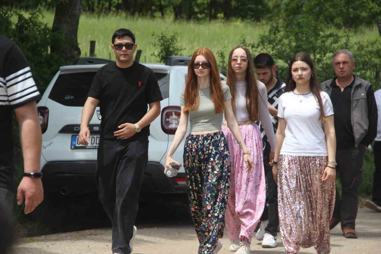 ÇANAKKALE'NİN BAYRAMİÇ İLÇESİNE BAĞLI MURATLAR KÖYÜNDE DÜZENLENEN GELENEKSEL KÖY HAYRINDA GENÇ...