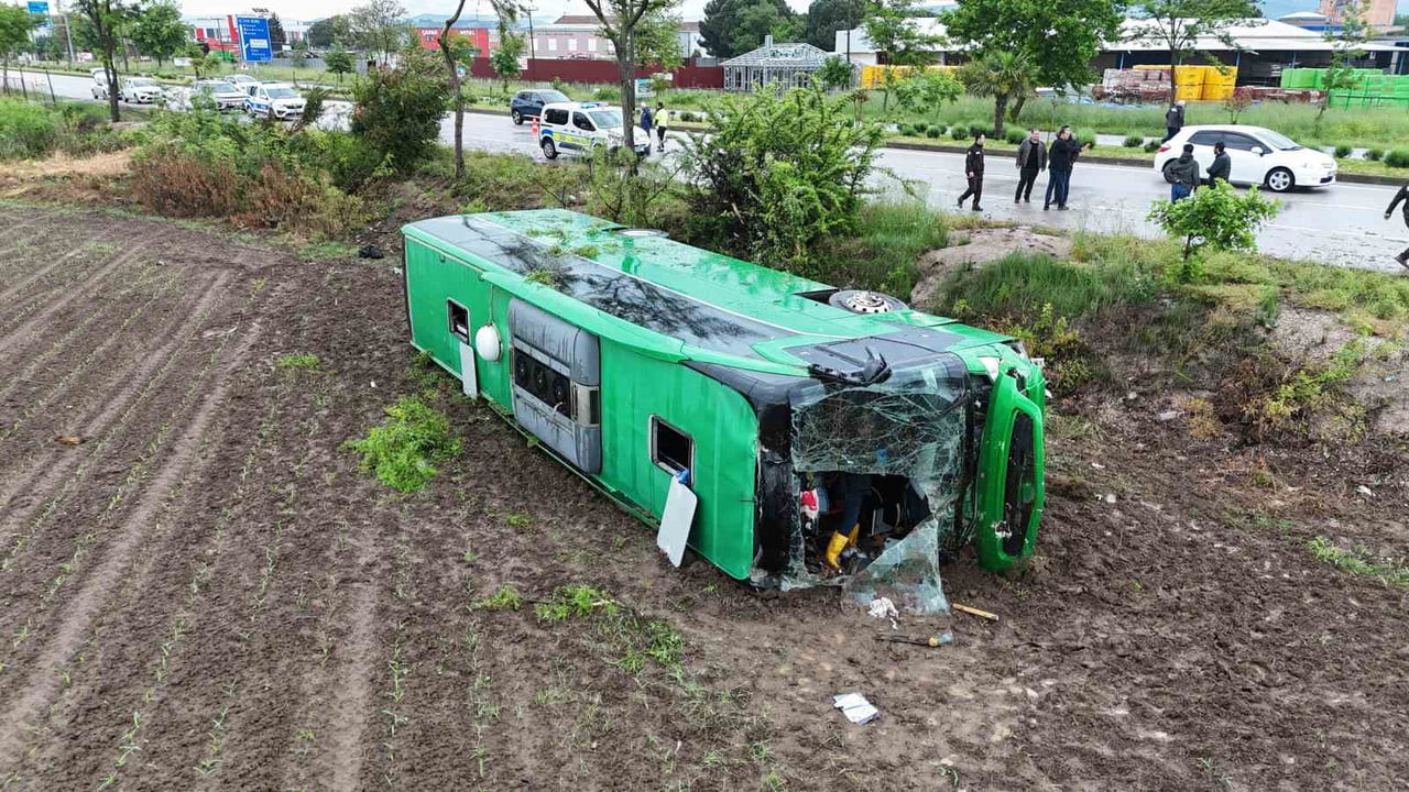 ÇANAKKALE'NİN BİGA İLÇESİNDE ANKARA'DAN ÇANAKKALE'YE GELEN 06 AYD 067 PLAKALI TUR OTOBÜSÜ İLÇE...