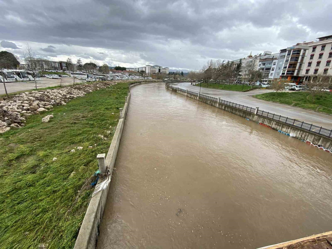 ÇANAKKALE'NİN BİGA İLÇESİNDE ETKİLİ OLAN YAĞMURLAR NEDENİYLE TAŞAN KOCABAŞ ÇAYI NORMALE...