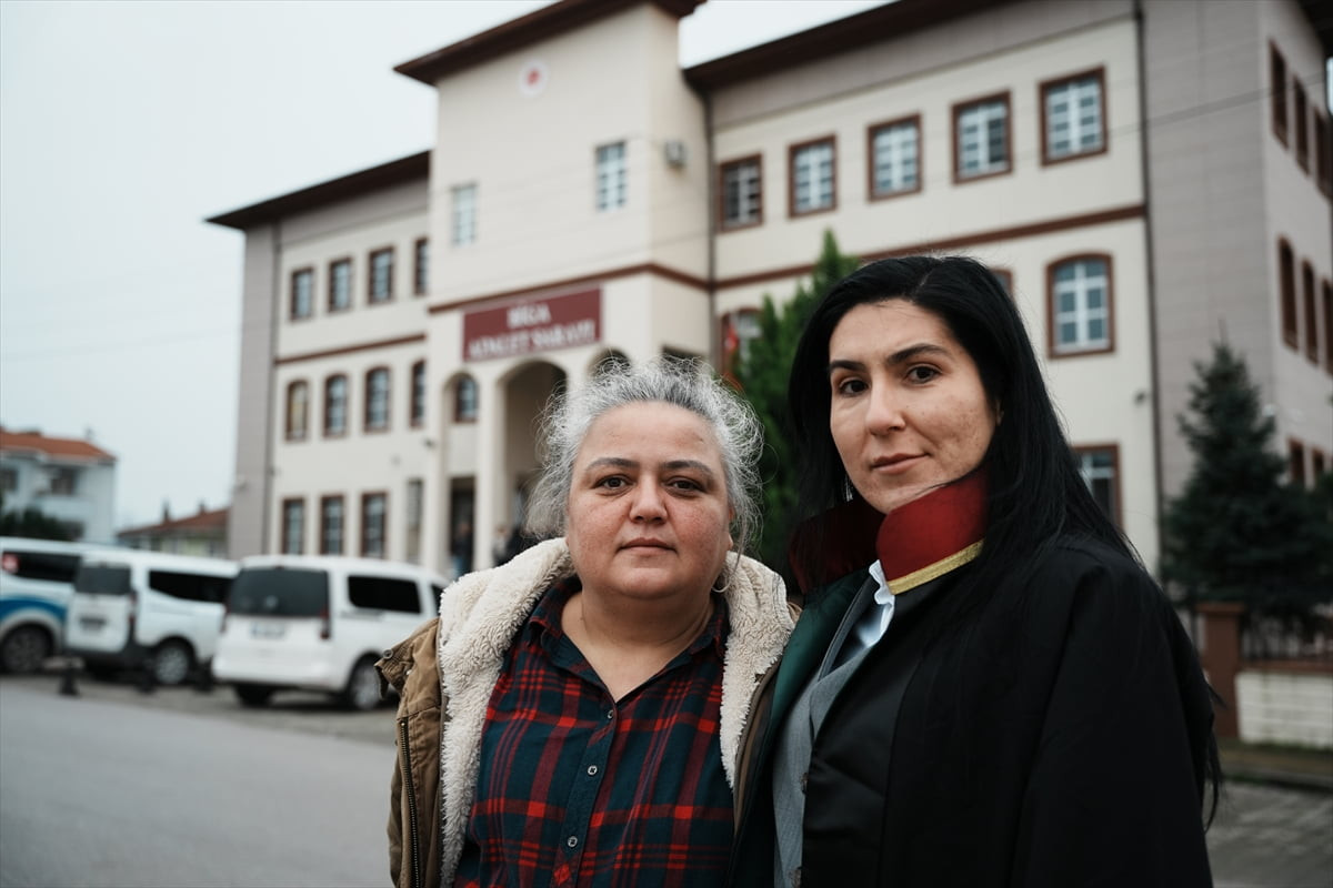 Çanakkale'nin Biga ilçesindeki bir lisede çıkan kavgada sınıf arkadaşını darbederek ağır yaralayan...