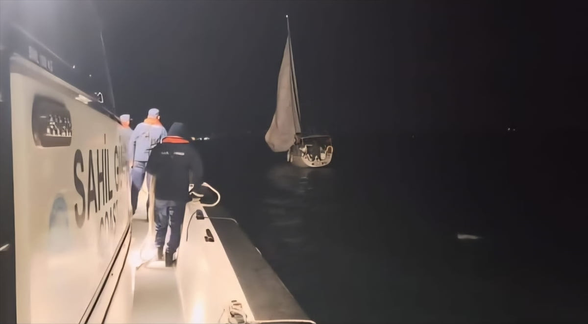 Çanakkale'nin Bozcaada ilçesi açıklarında makineleri arızalanarak sürüklenen yelkenli, Sahil...