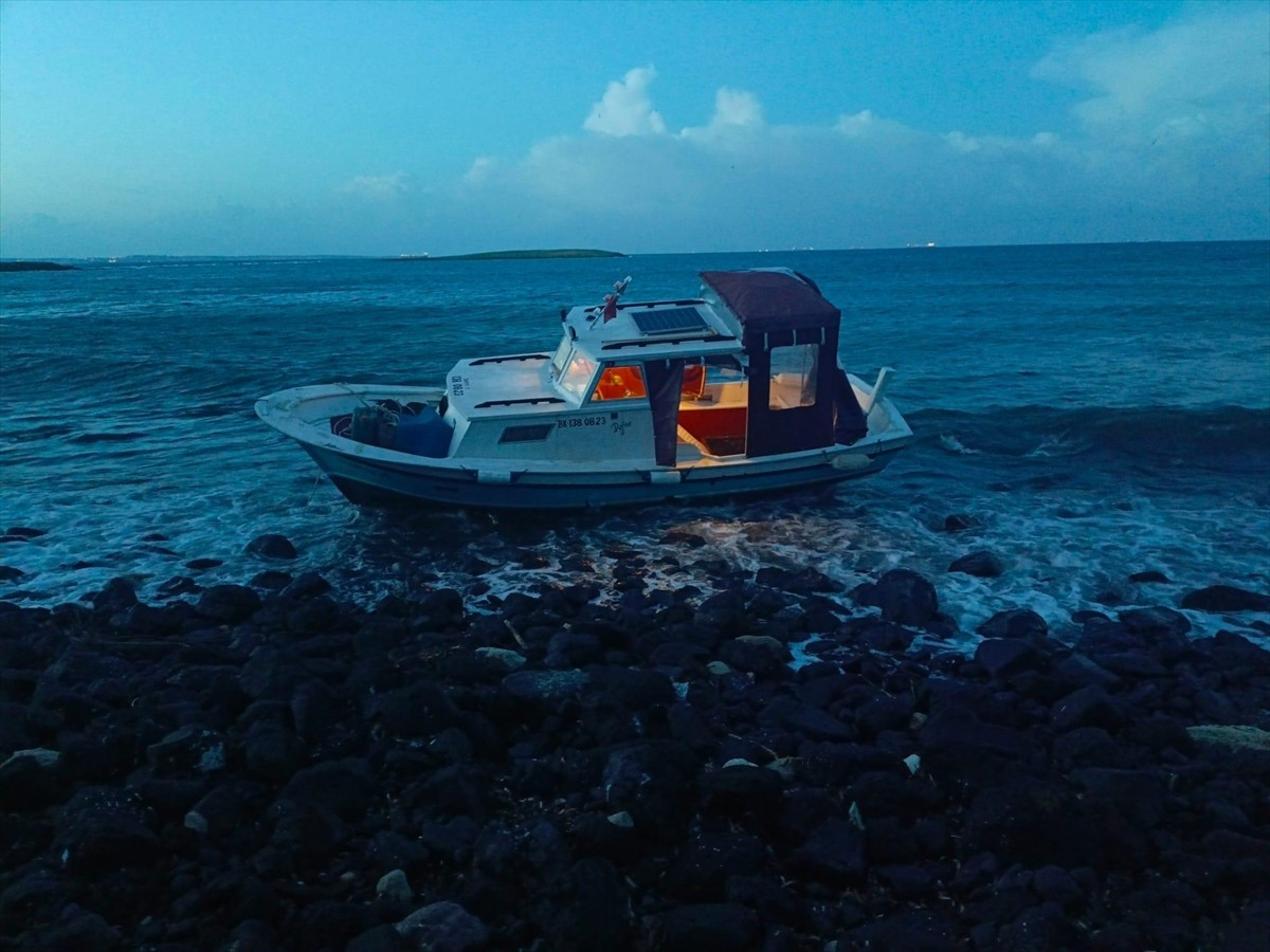Çanakkale'nin Bozcaada ilçesi yakınlarında karaya oturarak su almaya başlayan teknedeki 2 kişi...