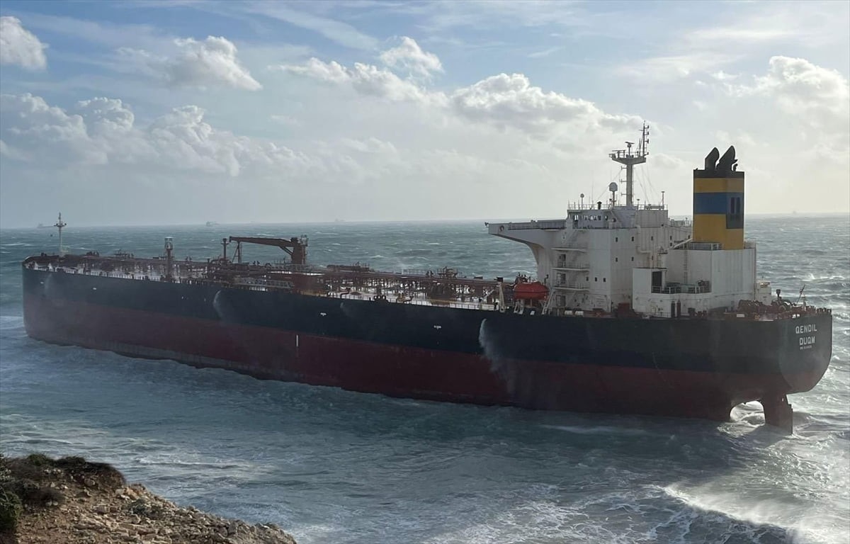 Çanakkale'nin Bozcaada ilçesinde, Umman bayraklı 249 metre boyundaki boş ham petrol tankeri karaya...