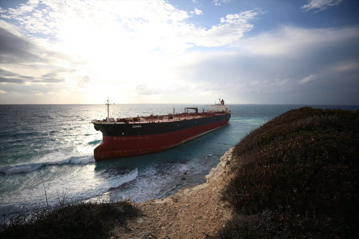 Çanakkale'nin Bozcaada ilçesinde Umman bayraklı "Qendil" isimli boş ham petrol tankeri karaya...