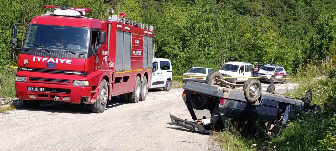 ÇANAKKALE'NİN ÇAN İLÇESİNDE KONTROLDEN ÇIKARAK TAKLA ATAN OTOMOBİLİN SÜRÜCÜSÜ OLAY YERİNDE...