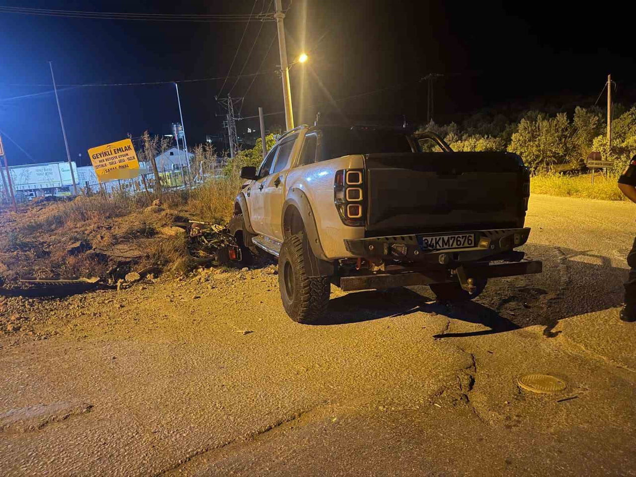 ÇANAKKALE'NİN EZİNE İLÇESİNDE KAMYONET İLE MOTOSİKLETİN KARIŞTIĞI KAZADA 19 YAŞINDAKİ MOTOSİKLET...