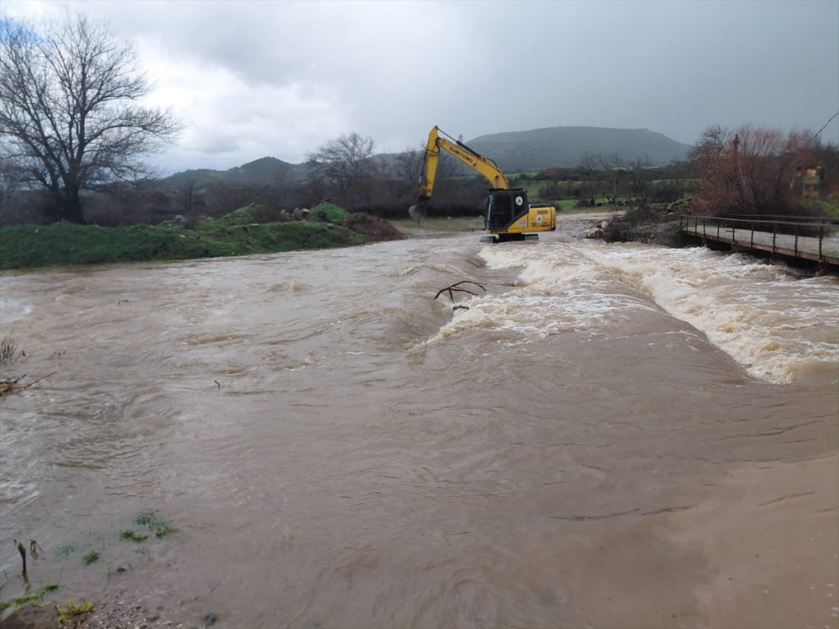 Çanakkale'nin Ezine ilçesinde sağanak nedeniyle taşan Menderes Çayı yakınlarındaki hayvan...