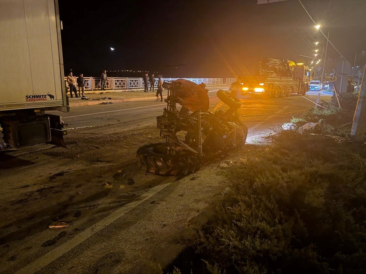 Çanakkale'nin Ezine ilçesinde tırla çarpışan traktördeki karı koca yaşamını yitirdi.