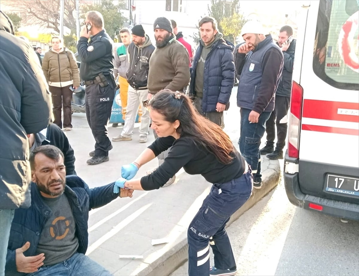 Çanakkale'nin Gelibolu ilçesinde iki grup arasındaki bıçaklı kavgada 3 kişi ağır...