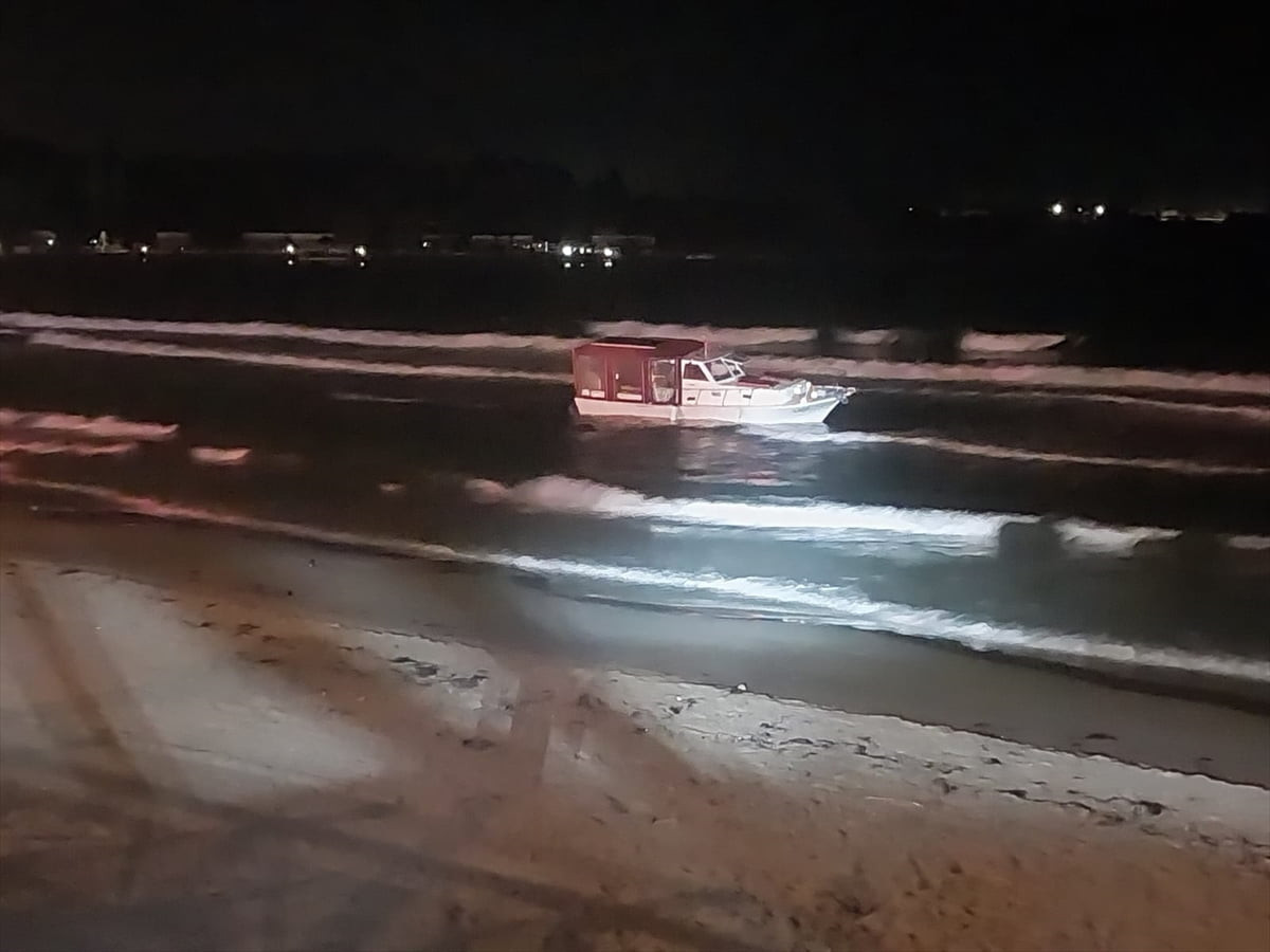 Çanakkale'nin Gelibolu ilçesinde makine arızası sonrası karaya oturan tekne kurtarıldı.