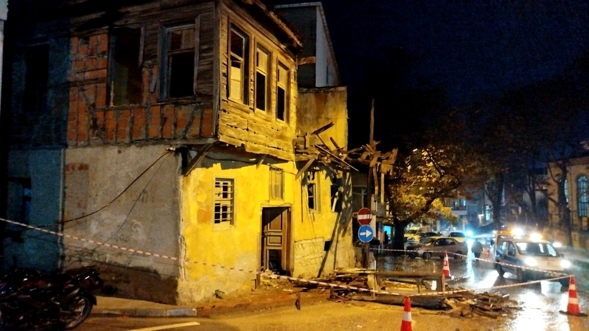 Çanakkale'nin Gelibolu ilçesinde şiddetli yağış nedeniyle kullanılmayan binanın bir bölümü...