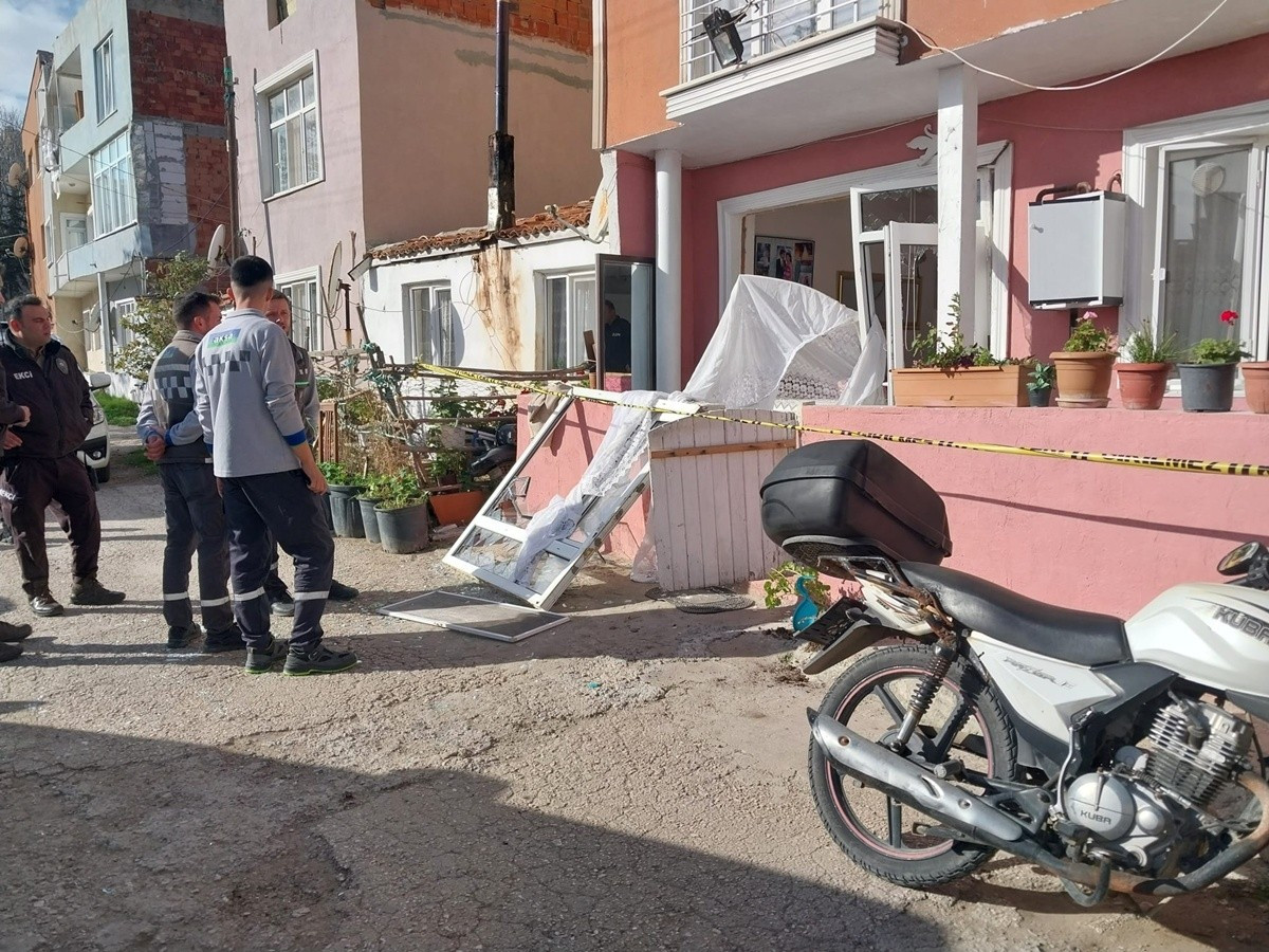 Çanakkale'nin Gelibolu ilçesindeki bir apartmanda meydana gelen patlamada ev sahibi yaralandı....