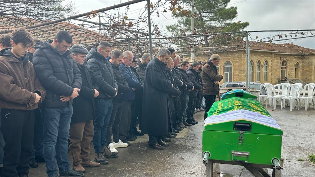 Çanakkale'nin Lapseki ilçesinde iki otomobilin çarpışması sonucu 5 kişinin hayatını kaybettiği...