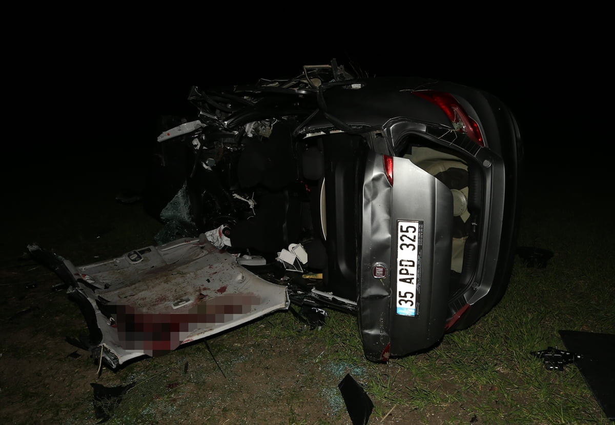 Çanakkale'nin Lapseki ilçesinde, ilçesinde iki otomobilin çarpışması sonucu 5 kişi öldü, 1 kişi...