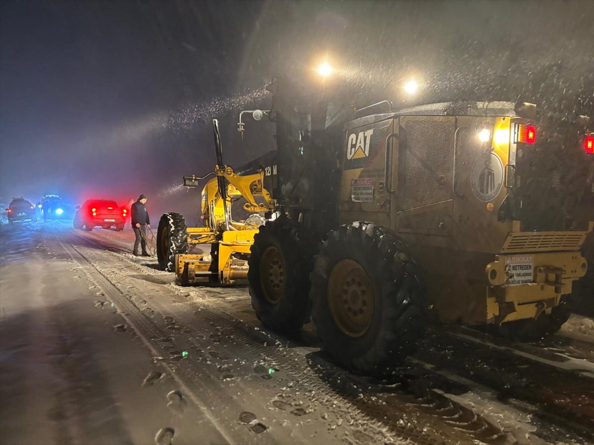 Çanakkale'nin Lapseki ve Gelibolu ilçelerinin yüksek kesimlerinde kar yağışı etkili oldu. Bölgede...