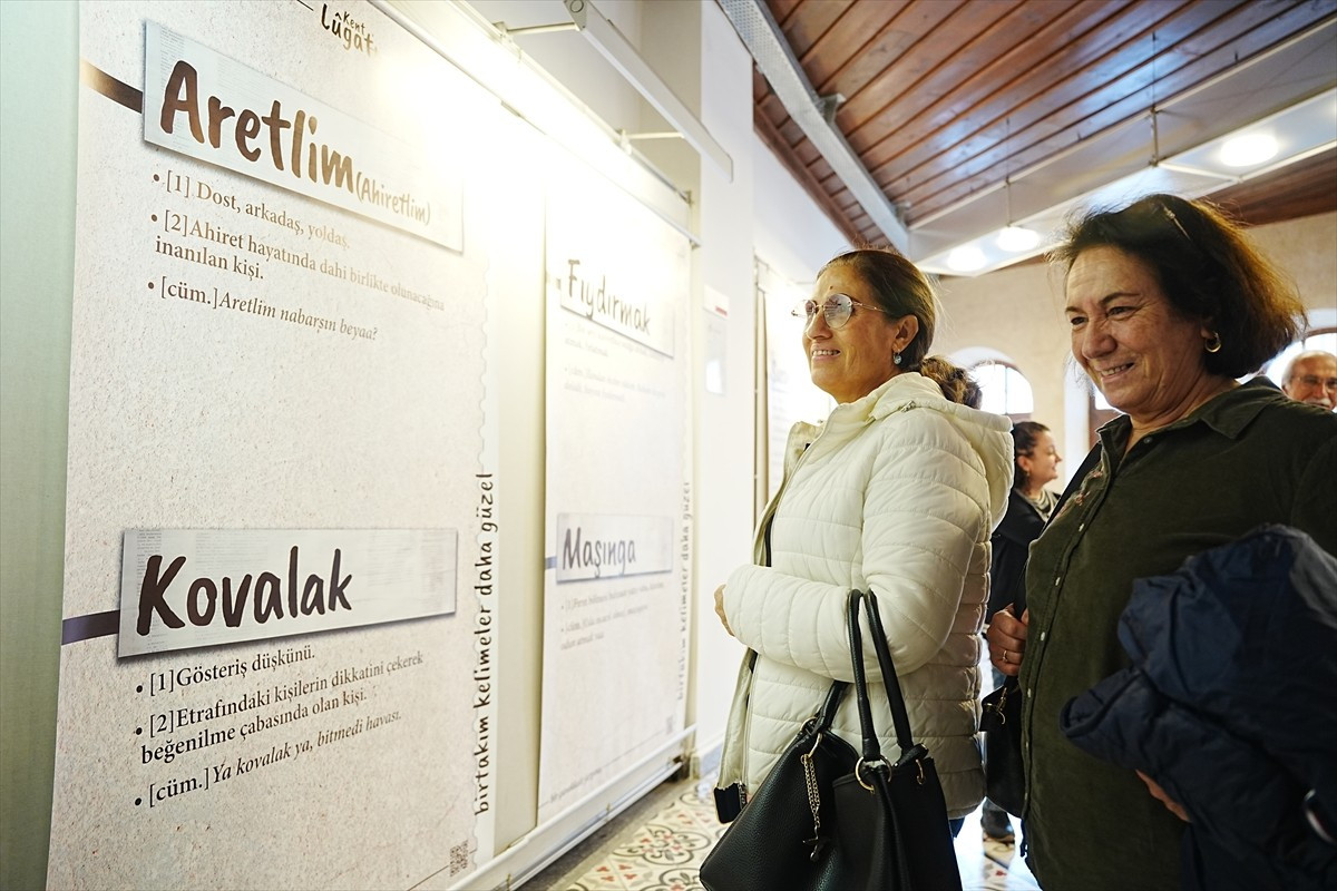 Çanakkale'nin sözlü kültüründe yer alan kelimelerden oluşan "Kent Lügatı" sergisi, ziyaretçilerini...