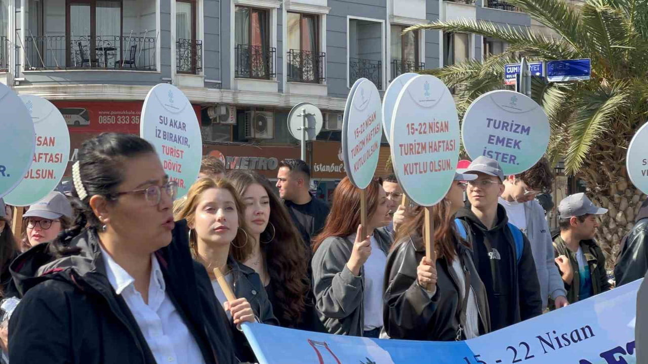 ÇANAKKALE’DE 50’İNCİ TURİZM HAFTASI KUTLAMALARI, CUMHURİYET MEYDANI’NDAKİ ATATÜRK ANITI’NA ÇELENK...