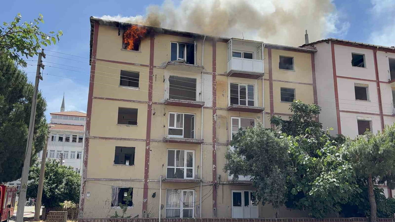 ÇANAKKALE’DE BOŞ BİR APARTMANIN 5’İNCİ KATINDA ÇIKAN YANGIN İTFAİYE EKİPLERİNİN MÜDAHALESİYLE...