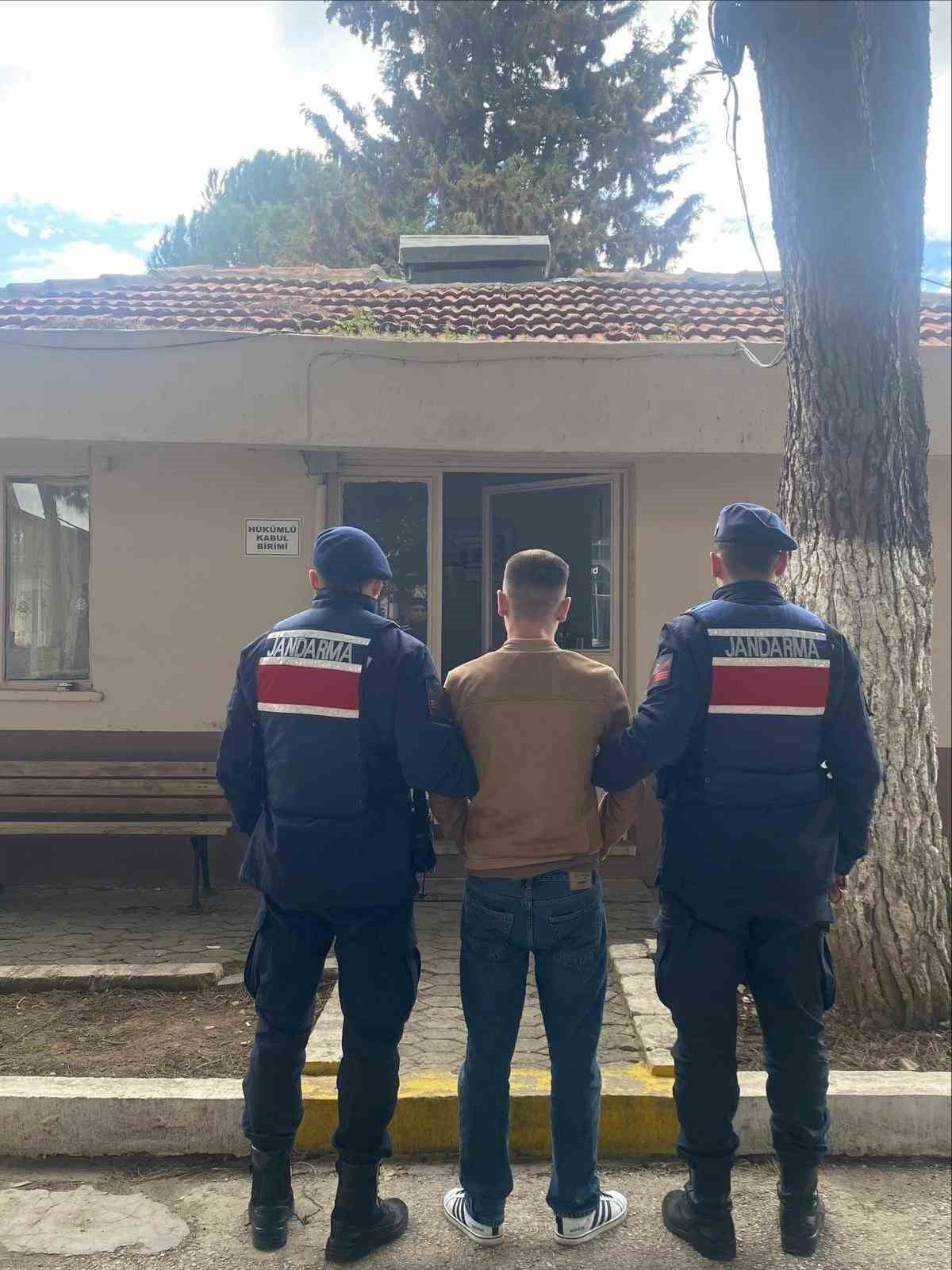 ÇANAKKALE’DE JANDARMA EKİPLERİNCE GERÇEKLEŞTİRLEN ÇALIŞMALARDA FARKLI SUÇLARDAN ARANAN 15 KİŞİ...