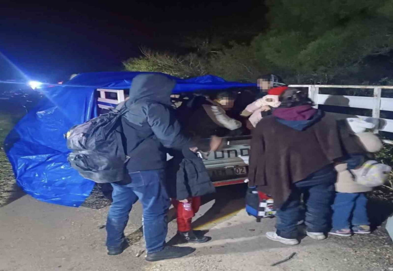 ÇANAKKALE’DE JANDARMA EKİPLERİNCE GERÇEKLEŞTİRLEN GÖÇMEN KAÇAKÇILIĞI OPERASYONUNDA 77 KAÇAK GÖÇMEN...