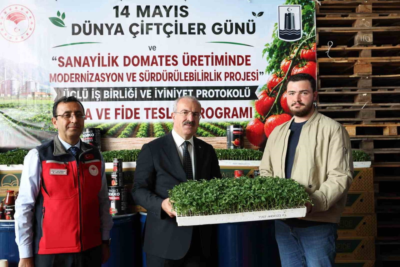 ÇANAKKALE’DE ÜRETİCİLERE DESTEK VE PROJELER HIZ KESMEDEN DEVAM EDERKEN ‘SÖZLEŞMELİ ÜRETİM MODELİ’...