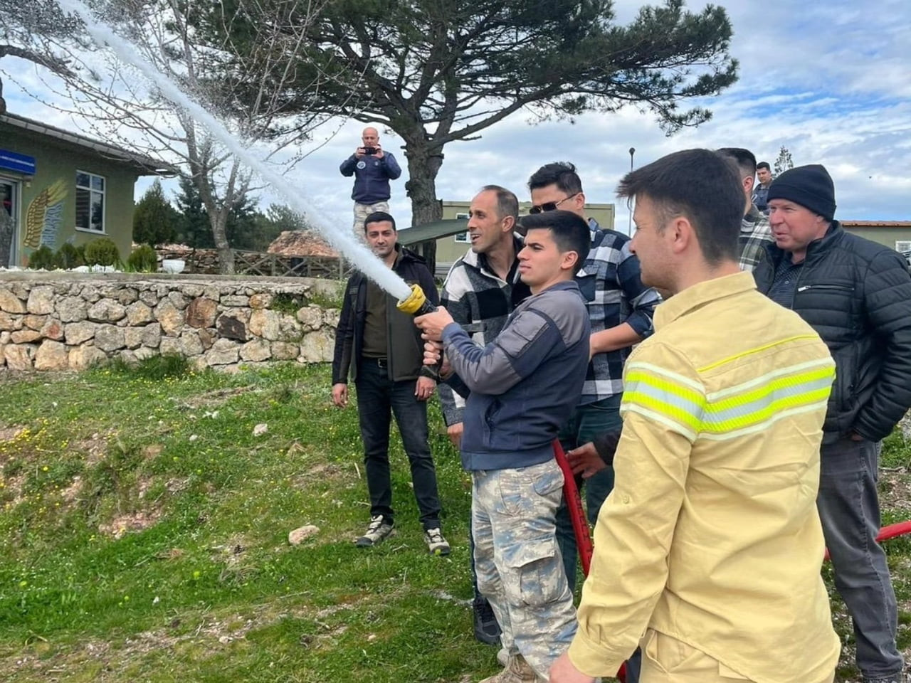 ÇANAKKALE’NİN AYVACIK İLÇESİNDE ASKERİ PERSONELE YANGIN MÜDAHALE EĞİTİMİ VERİLDİ.