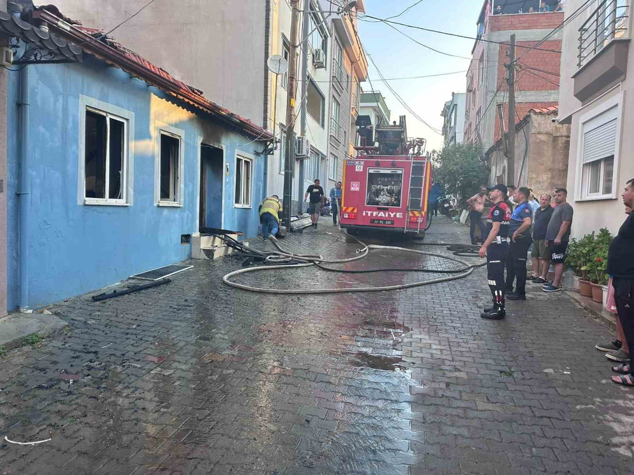 ÇANAKKALE’NİN AYVACIK İLÇESİNDE BİR EVDE ÇIKAN YANGIN GÜÇLÜKLE SÖNDÜRÜLDÜ. YANGINDA BİR KİŞİ...
