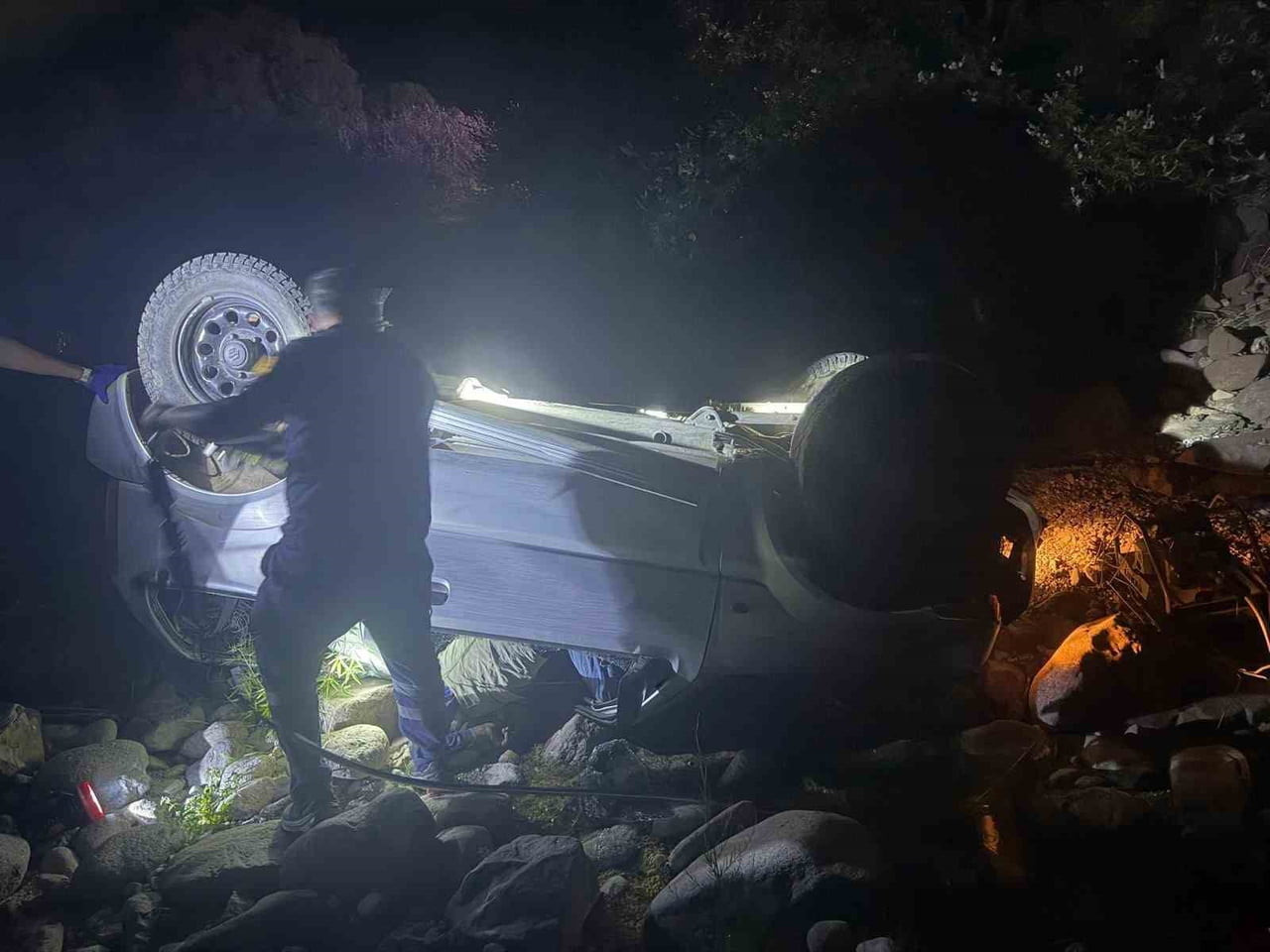 ÇANAKKALE’NİN AYVACIK İLÇESİNDE DEREYE UÇAN ARACIN SÜRÜCÜSÜ HAYATINI KAYBETTİ.