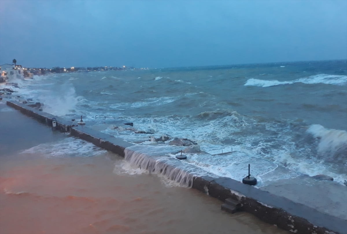 Çanakkale’nin Ayvacık ilçesinde etkili olan kuvvetli fırtına günlük hayatı olumsuz...