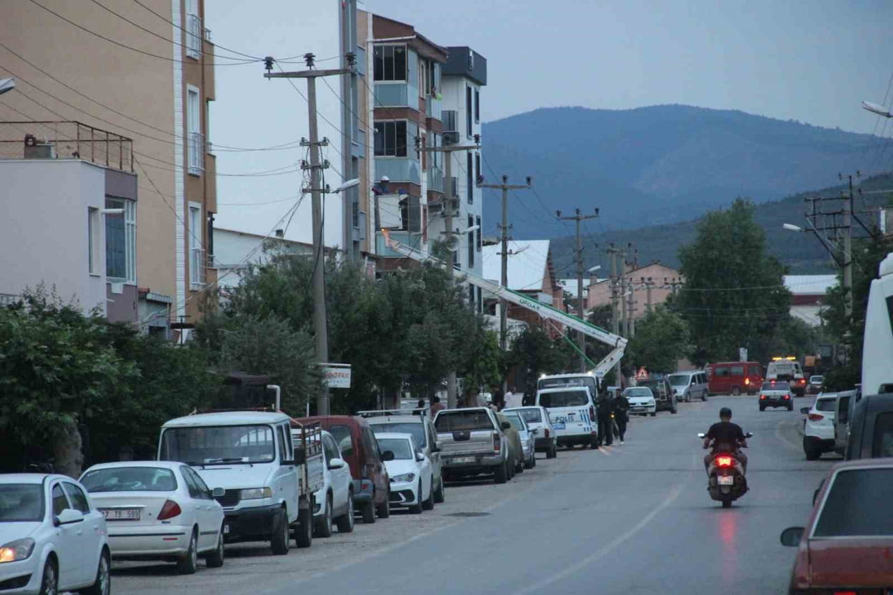 ÇANAKKALE’NİN BAYRAMİÇ İLÇESİNDE İNŞAATA ÇALIŞAN YUNUS ENES KAYA (26) ELEKTİRİK TELLERİNE DEĞEN...