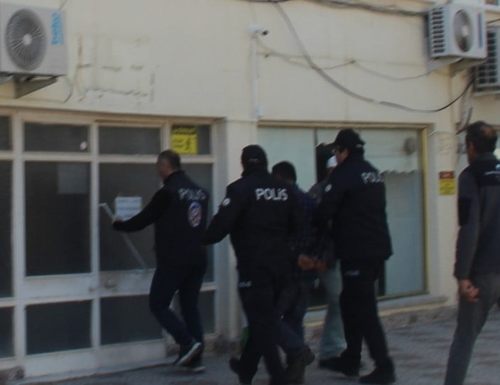 ÇANAKKALE’NİN BAYRAMİÇ İLÇESİNDE TARTIŞTIĞI EŞİNİ AV TÜFEĞİYLE VURARAK ÖLDÜREN ŞEFİK S. (39)...