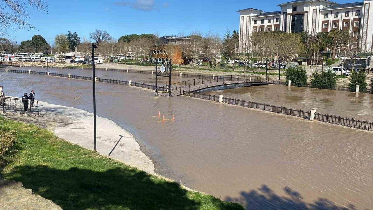 ÇANAKKALE’NİN BİGA İLÇESİNDE ETKİLİ OLAN SAĞANAK YAĞIŞ NEDENİYLE, İLÇE MERKEZİNDEN GEÇEN KOCABAŞ...