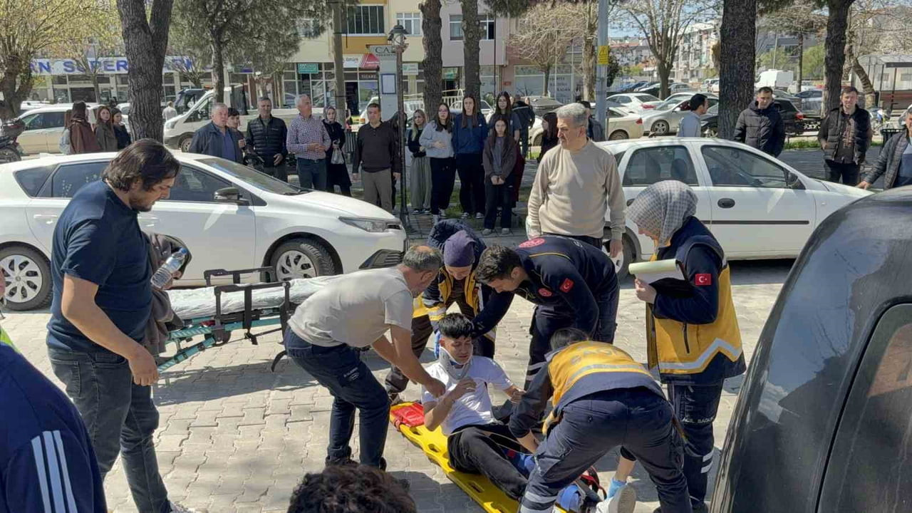 ÇANAKKALE’NİN ÇAN İLÇESİNDE MOTOSİKLET YAYAYA ÇARPTI. 2 KİŞİ YARALANDI.