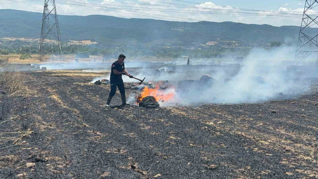 ÇANAKKALE’NİN ÇAN İLÇESİNDE TARIM ARAZİSİNDE ÇIKAN YANGIN ORMAN BÖLGE MÜDÜRLÜĞÜ EKİPLERİNİN...