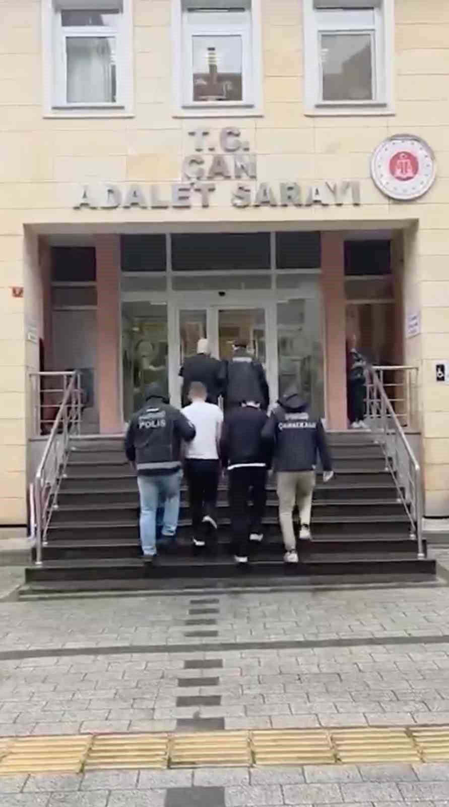 ÇANAKKALE’NİN ÇAN İLÇESİNDE UYUŞTURUCUYLA MÜCADELE OPERASYONUNDA 4 ŞÜPHELİ TUTUKLANDI.