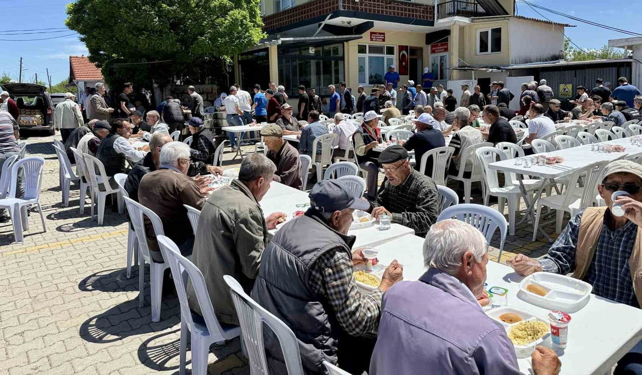 ÇANAKKALE’NİN ÇAN İLÇESİNE BAĞLI AHLATLIBURUN KÖYÜNDE DÜZENLENEN GELENEKSEL KÖY HAYRI 3 BİN...