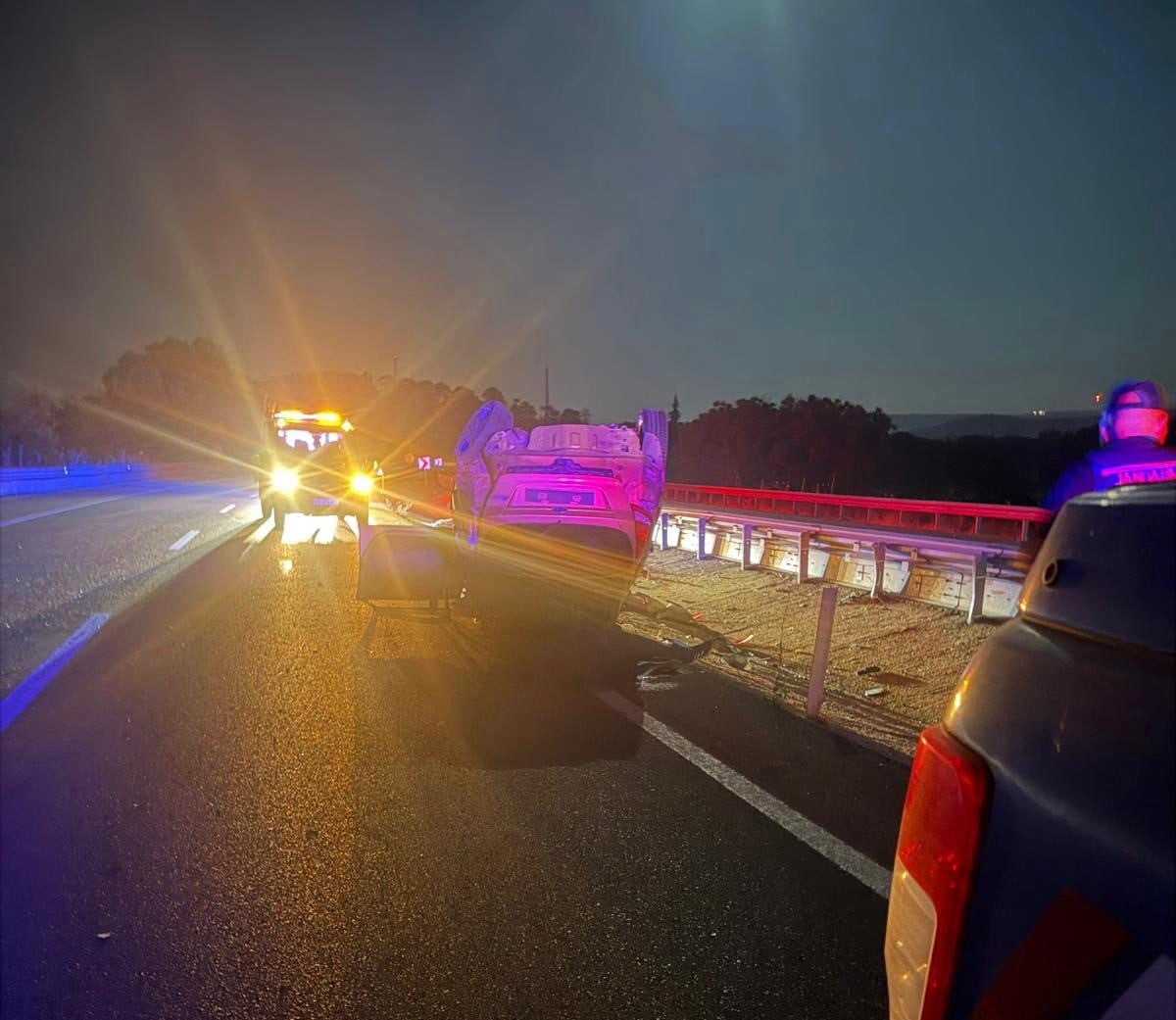 ÇANAKKALE’NİN EZİNE İLÇESİNDE BARİYERLERE ÇARPIP TAKLA ATAN OTOMOBİLDEKİ MÜZİSYEN HAYATINI...