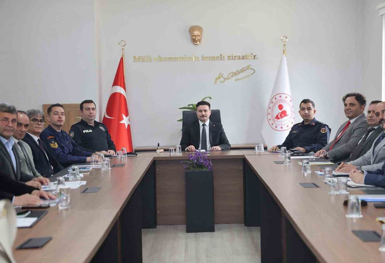 ÇANAKKALE’NİN GÖKÇEADA İLÇESİNDE KAYMAKAM OSMAN ACAR BAŞKANLIĞINDA İLÇE KURUM AMİRLERİYLE...